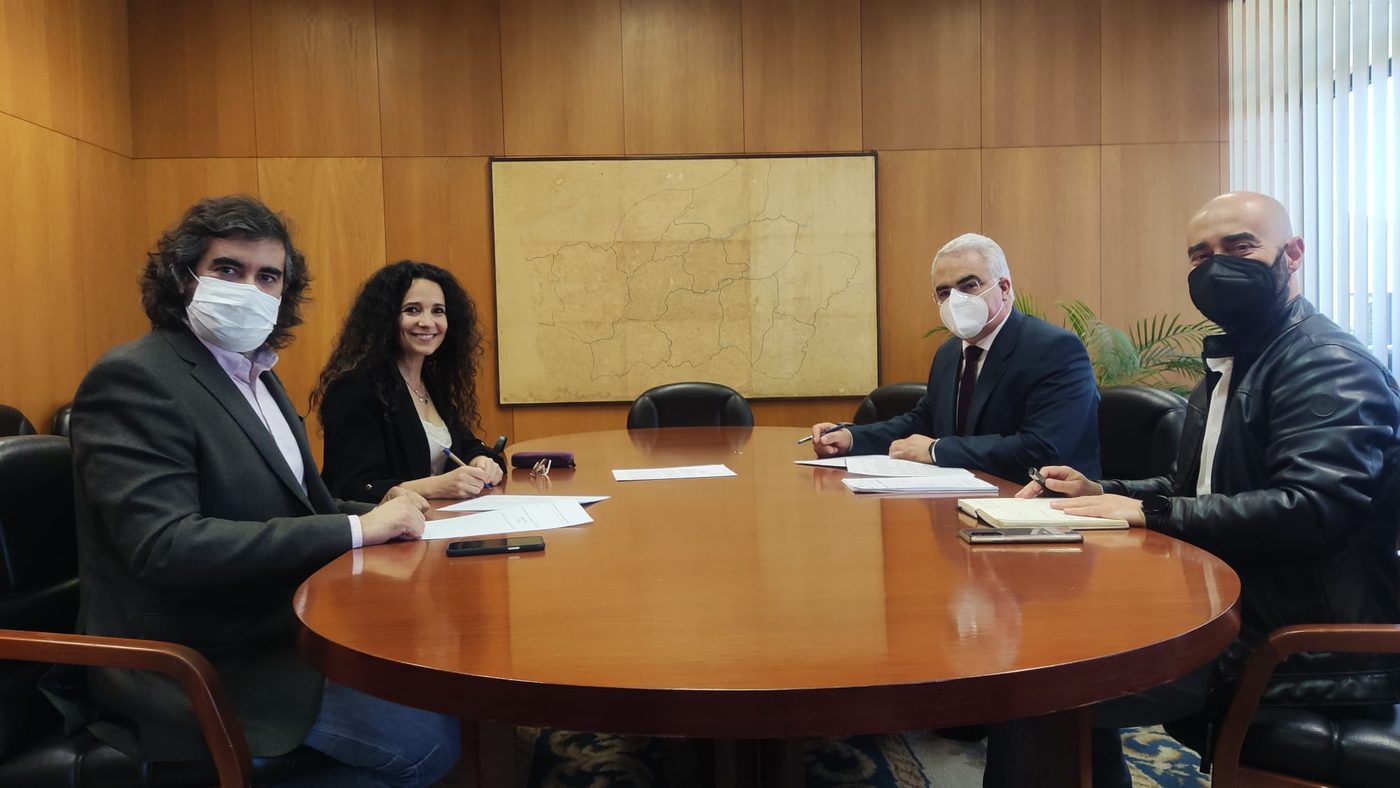 Assinatura do primeiro acordo de cooperação entre a Adolescere e o Centro Distrital da Segurança Social de Braga